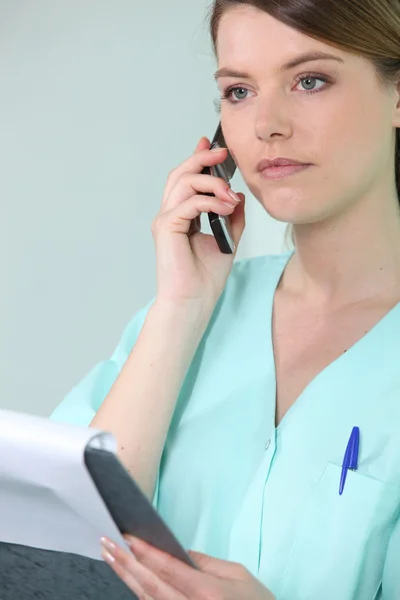 Verpleegkundige op de telefoon — Stockfoto