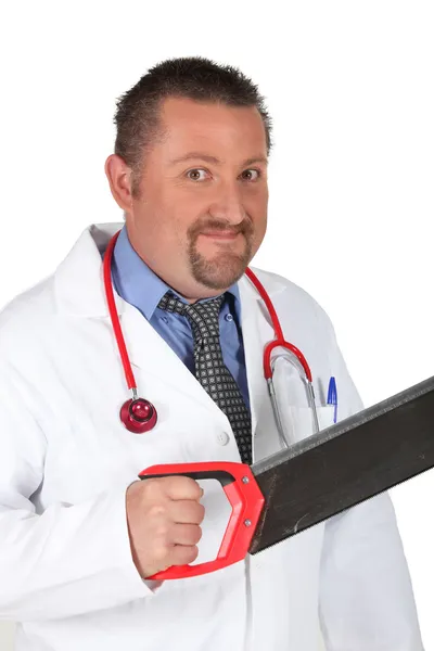 Gruseliger Arzt mit Säge, Studioaufnahme — Stockfoto