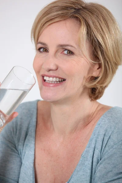 Closeup of healthy woman drinking a glass of pure water — Stock Photo, Image