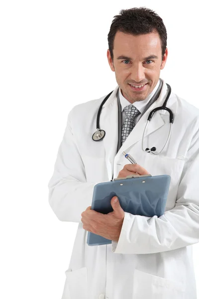 Lekarz pisze na tablicy uśmiechając się — Zdjęcie stockowe