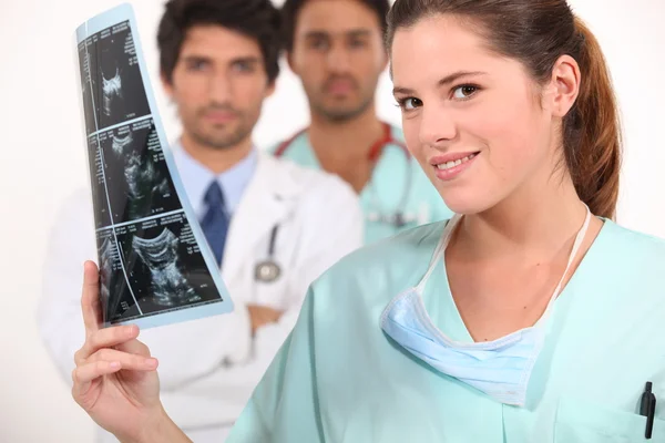 Krankenschwester schaut sich Ultraschall an — Stockfoto