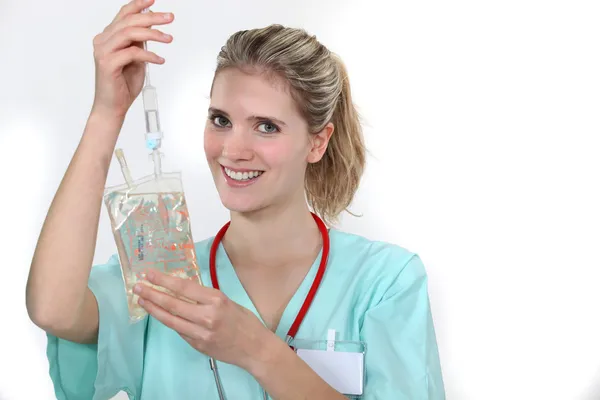 Nurse hooking up an IV — Stock Photo, Image