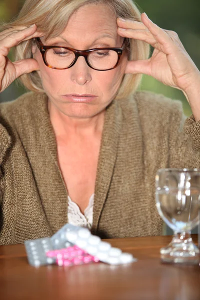 Señora mayor tomando demasiadas pastillas — Foto de Stock