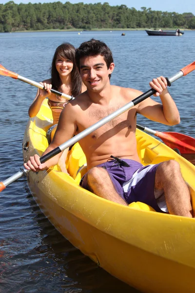 Nastoletnia para spływy kajakowe — Zdjęcie stockowe
