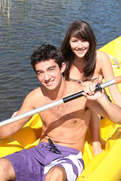 Couple en kayak — Photo