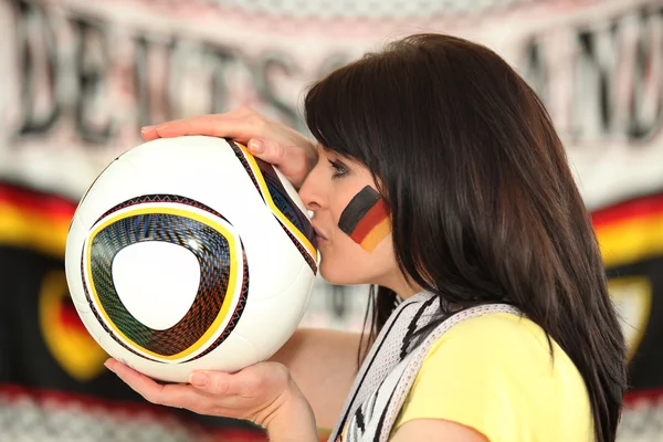 Abanico alemán besando un fútbol — Foto de Stock