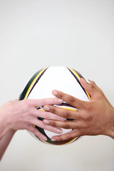 Χέρια που κρατούν ένα ποδόσφαιρο — Φωτογραφία Αρχείου