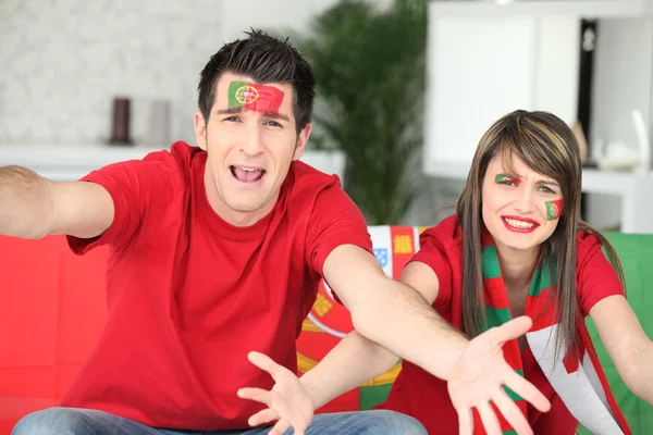 Couple of Portuguese soccer supporters — Stock Photo, Image