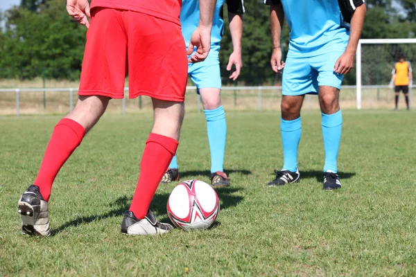 Close up van voetballers benen tijdens vriendschappelijke wedstrijd — Stockfoto