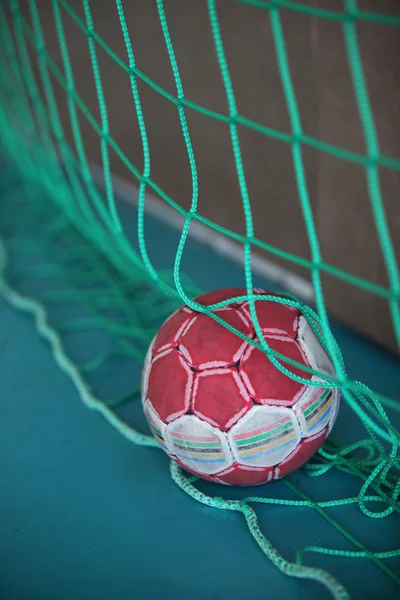 Handball im Netz — Stockfoto