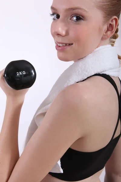 Kvinna hennes träning med en hantel — Stockfoto