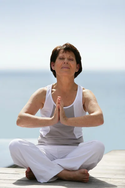 Mulher sênior meditando — Fotografia de Stock