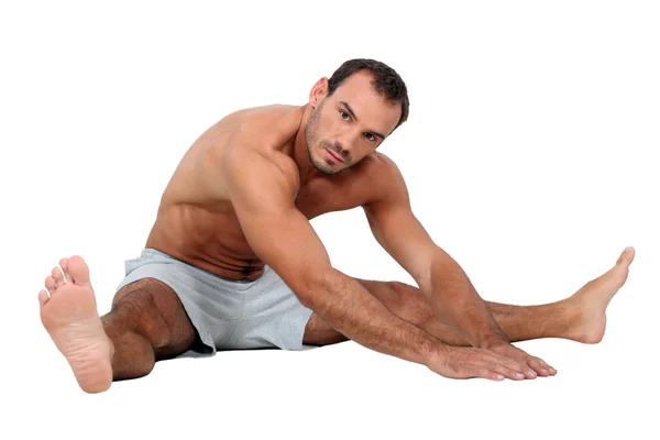 Μισό γυμνός άνδρας κάνει ασκήσεις — Φωτογραφία Αρχείου