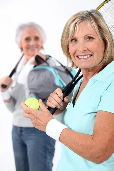 Mulheres maduras com raquetes de tênis — Fotografia de Stock