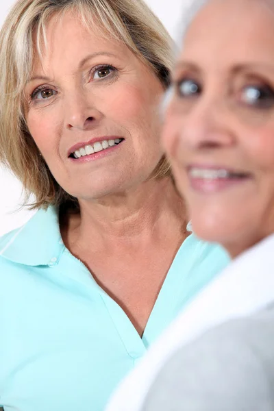 Two older female friends — Stock Photo, Image