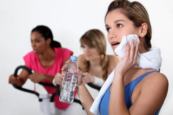Mulheres fazendo exercício no ginásio — Fotografia de Stock