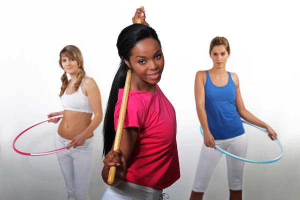 Mujeres haciendo ejercicio con hula-hoops — Foto de Stock