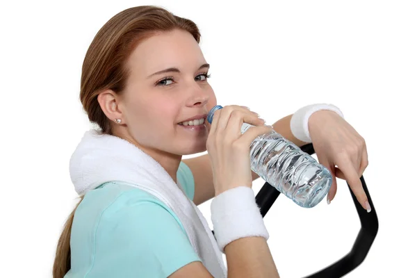 Mulher bebendo água durante um treino — Fotografia de Stock