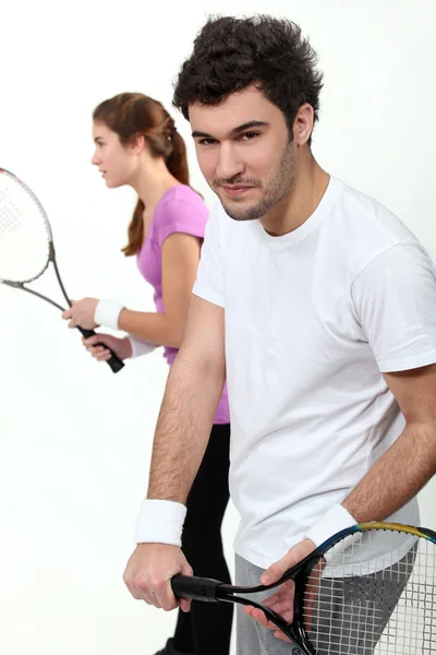 Пара играющих в теннис — стоковое фото
