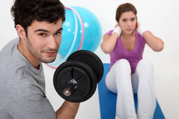 Paar trainiert gemeinsam im Fitnessstudio — Stockfoto