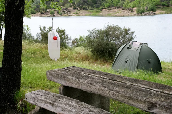 Tent pitched by the side of a lake — Stock Photo, Image