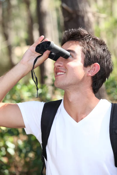 Tiener stond buiten kijkend door een verrekijker — Stockfoto