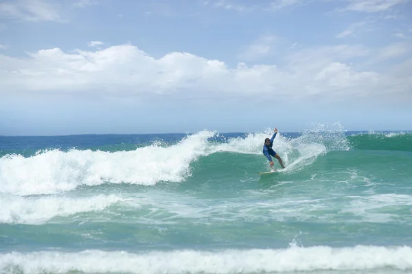 Mann surft auf einer Welle — Stockfoto
