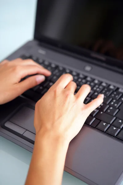 Vrouw koppelverkoop op een laptop — Stockfoto