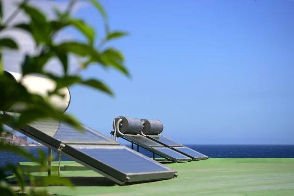 Zonnepanelen aan de kust — Stockfoto