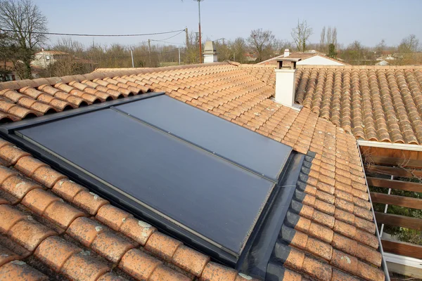 Painel solar em um telhado de casa — Fotografia de Stock