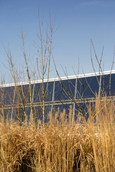Panel słoneczny w polu — Zdjęcie stockowe