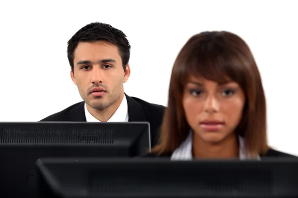 Trabalhadores de escritório sentados em computadores desktop — Fotografia de Stock