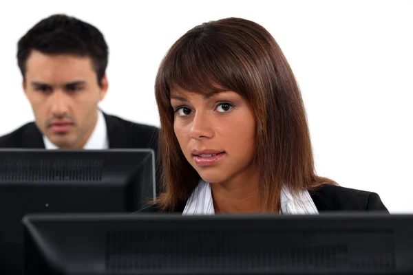 Büroangestellte am Computer — Stockfoto