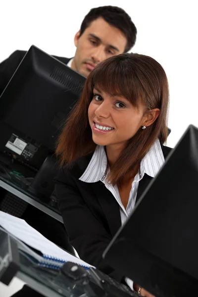 Raad van bestuur vrouwelijke en mannelijke collega die op laptop werkt — Stockfoto