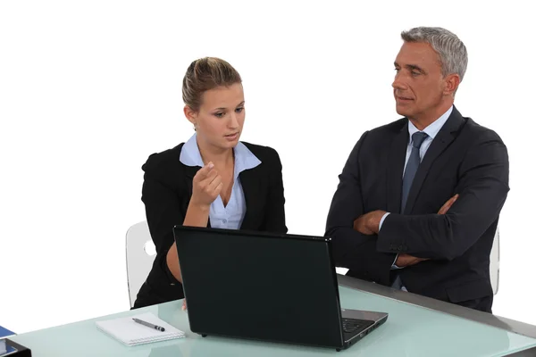 Affärskvinna och affärskvinna i ett möte — Stockfoto
