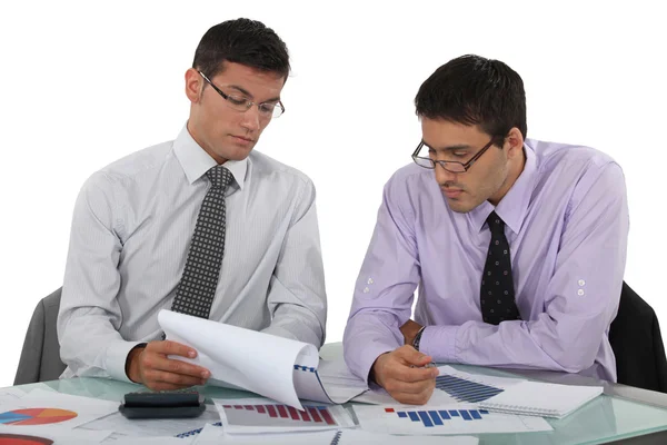 Twee accountants op het werk. — Stockfoto