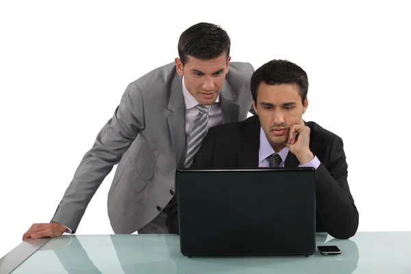 Business partners reading an e-mail together — Φωτογραφία Αρχείου