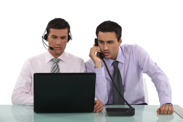 Dva mužské telefonních agentů — Stock fotografie