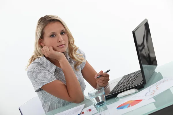 Jovem mulher em um laptop com gráficos — Fotografia de Stock