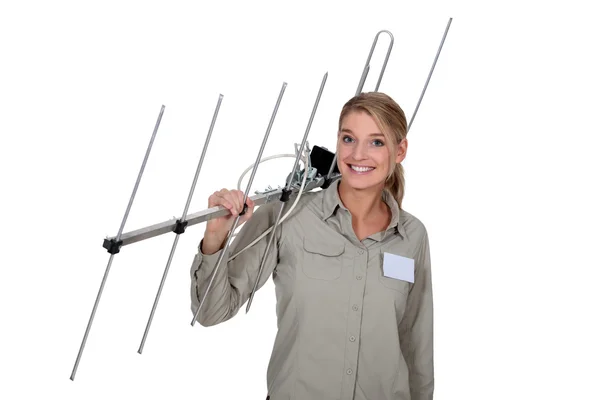 Kadın taşıyan tv anteni — Stok fotoğraf