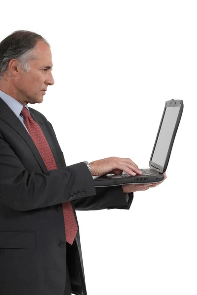 Homme d'affaires senior avec un ordinateur portable — Photo