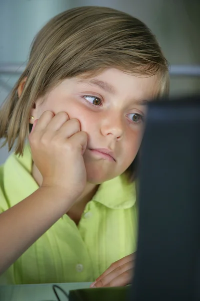Chica triste en un ordenador portátil —  Fotos de Stock