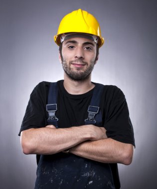 Genç inşaat işçisi