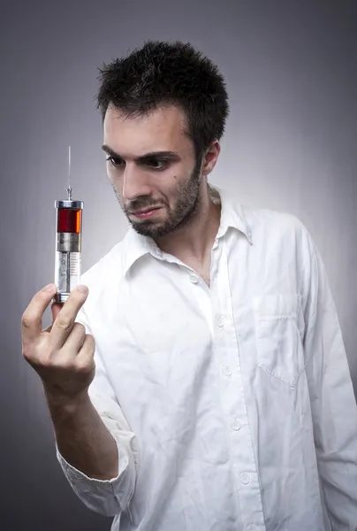 Trabalhador médico segurando uma seringa — Fotografia de Stock