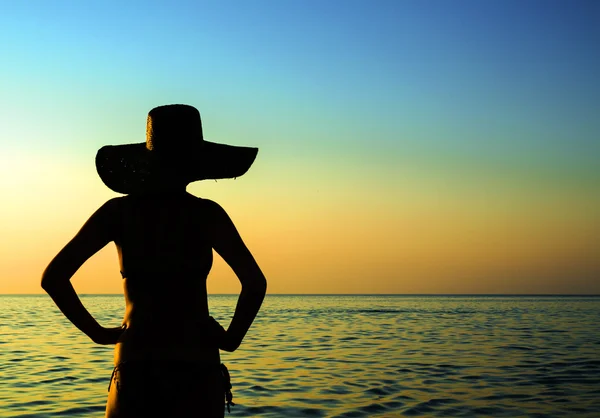 Γυναικείας σιλουέτας δίπλα στη θάλασσα — Φωτογραφία Αρχείου
