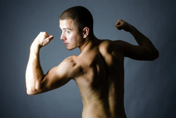 Schöner Mann zeigt seine Muskeln — Stockfoto