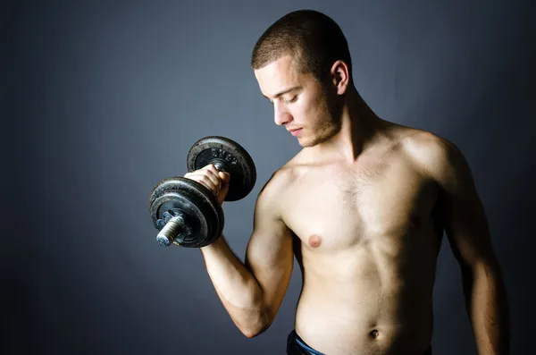 Handsome man lifting weights — Stock Photo, Image