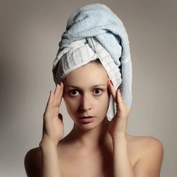 Frau mit Handtuch — Stockfoto