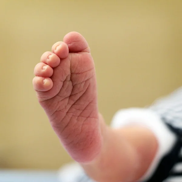 Nowo narodzonego dziecka jego stopy — Zdjęcie stockowe