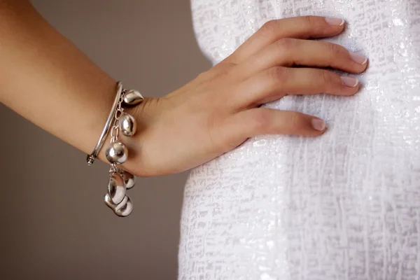 Bracciale gioielli sul braccio della donna Fotografia Stock